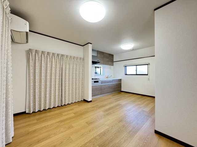立川市西砂町4丁目戸建の居間・リビング|窓が多く風通しのいいリビング♪