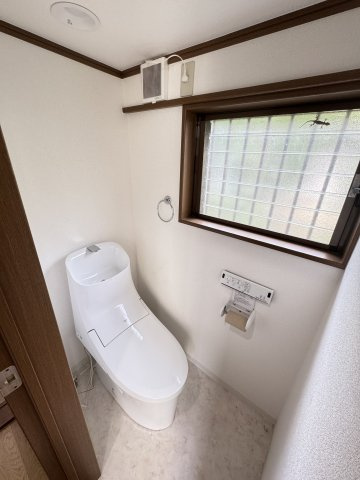 立川市西砂町4丁目戸建のトイレ|温水洗浄便座付のトイレ！窓もついていて明るいです♪
