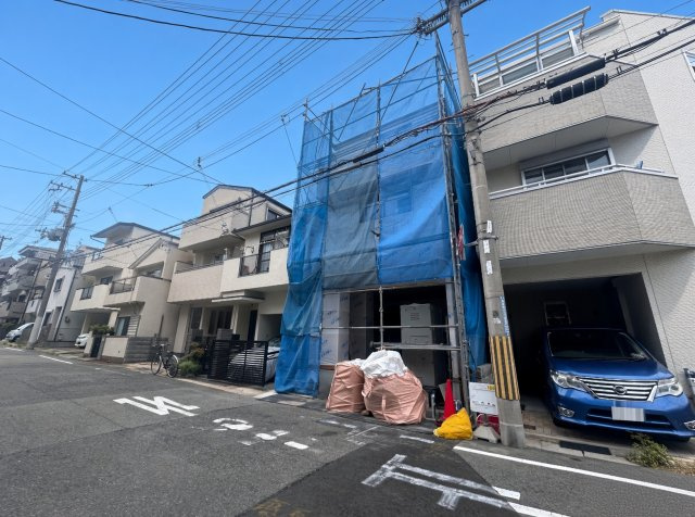 神戸市灘区友田町　新築一戸建ての外観|周辺は落ち着いた街並みの住宅地！子育てがしやすい住環境です！まだ未完成ですが、現地でしかわからない事もございます。是非一度ご覧ください。