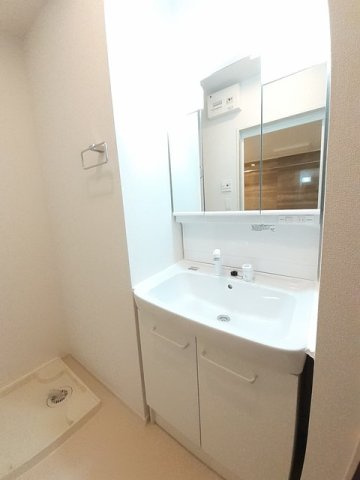 エクラデサージュ見能林Ⅰの洗面所|ゆったりとスペースのある洗面所