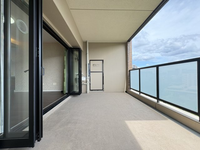 サンパーク青山テラスのバルコニー|広々としたバルコニー付き♪毎日の洗濯物干しにも嬉しいゆとりのあるスペースです！