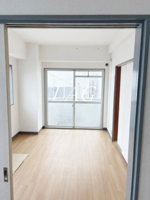 【居間・リビング】 | あづまハイツ | 洋室のお部屋です。