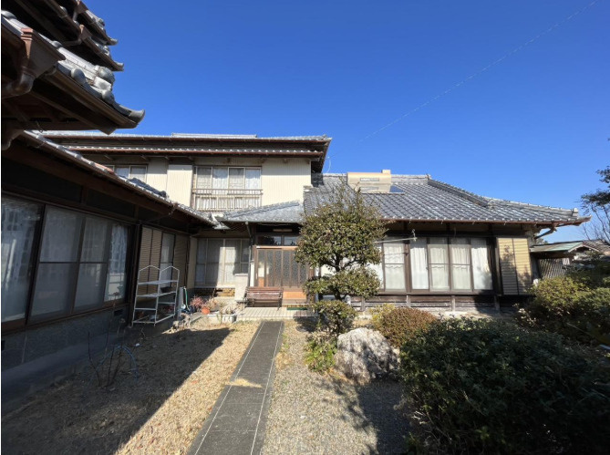 「土地面積176坪！」南国市物部　中古一戸建ての外観|大きな窓がたくさんあり、自然光をたっぷりと取り込めます♪