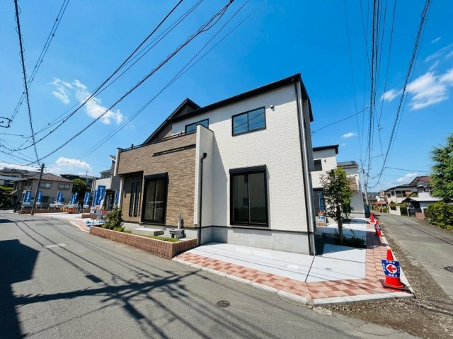 あきる野市野辺全８棟の外観|ブラウンと白のツートンカラーがお洒落な新築分譲住宅の外観写真です。 明るい日差しの中で、洗練されたデザインが目を引きます。駐車場スペースもあり、快適な生活が想像できる物件です。