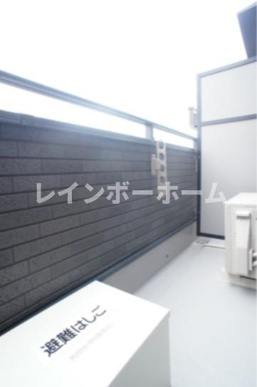 船橋市海神町南１丁目のアパートのバルコニー