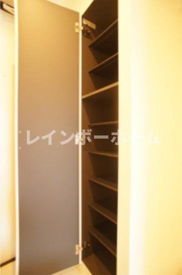 船橋市海神町南１丁目のアパートの玄関