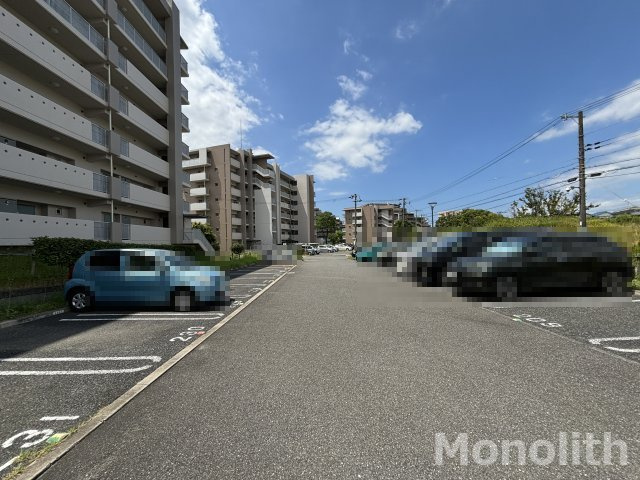 サンヴァリエ津久野４号棟の駐車場