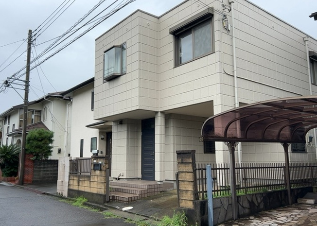 【前面道路含む現地写真】 | 住宅用の土地では前面道路に2m以上接していなければならないと法律で定められています。しかし、お持ちの車のサイズやライフスタイルなどにより、2mでは利便が悪い場合もございますので、事前に確認しましょう。