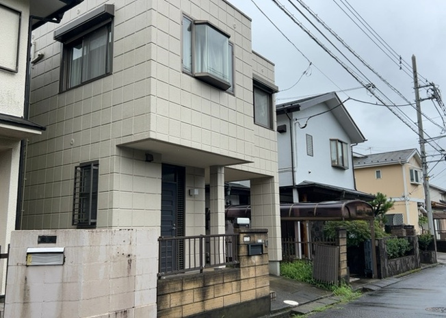 【前面道路含む現地写真】 | 道幅が広い場所は日当たりや風通が良好です。幅が広いのですれ違いも可能ですし大きな車でも駐車可能！一方で、大型車が通ることも多くなるため交通量の増加により騒音に繋がります。また土地の値段が高くなります。