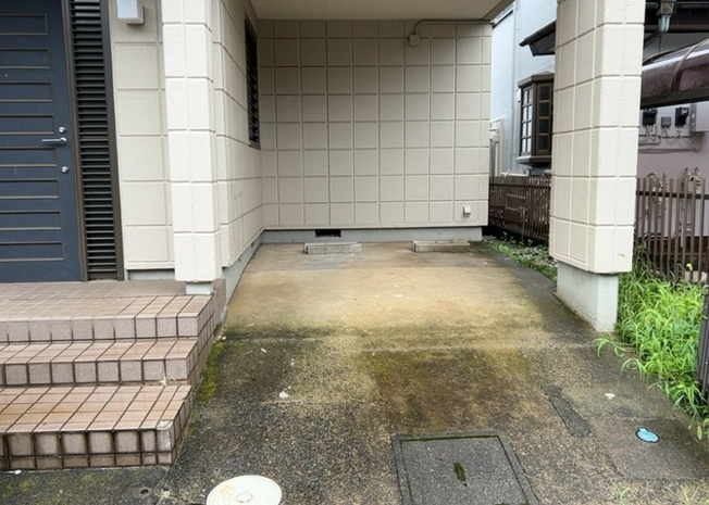 【駐車場】 | 駐車場と明記されていても、最小スペースでつくられた駐車場だと大型車は駐車できなかったり、出入りしにくくなったりする可能性があります。お車のサイズと購入したい物件の駐車場のサイズを現地で確認しましょう。