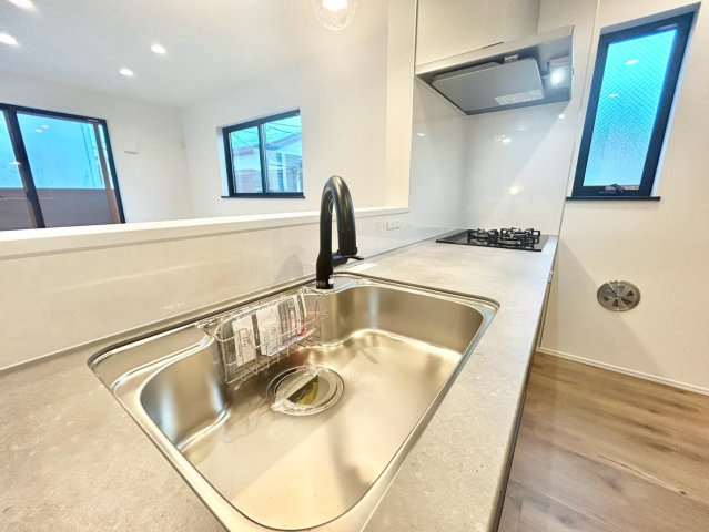 杉並区下井草2丁目　新築戸建のキッチン|窓のある明るいキッチン。毎日使うキッチンだからこそ、「明るく使いやすく」が一番！

現地ご見学希望・資料請求などお気軽にお問い合わせ下さい！
03-5990-5201