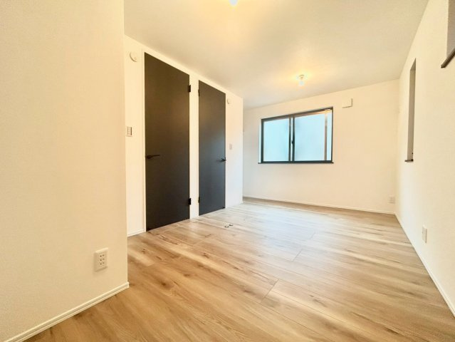 杉並区下井草2丁目　新築戸建の洋室|間仕切り設置により「子ども部屋2部屋として」「7.7帖のゆったりとした主寝室」としてお使い頂けます。

現地ご見学希望・資料請求などお気軽にお問い合わせ下さい！
03-5990-5201