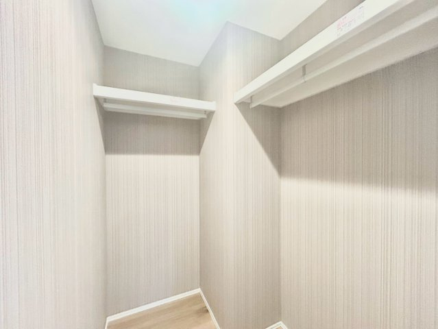 杉並区下井草2丁目　新築戸建の収納|洋服はもちろん、お子様との思い出もたっぷりとしまうことができるウォークインクローゼット付き！

現地ご見学希望・資料請求などお気軽にお問い合わせ下さい！
03-5990-5201