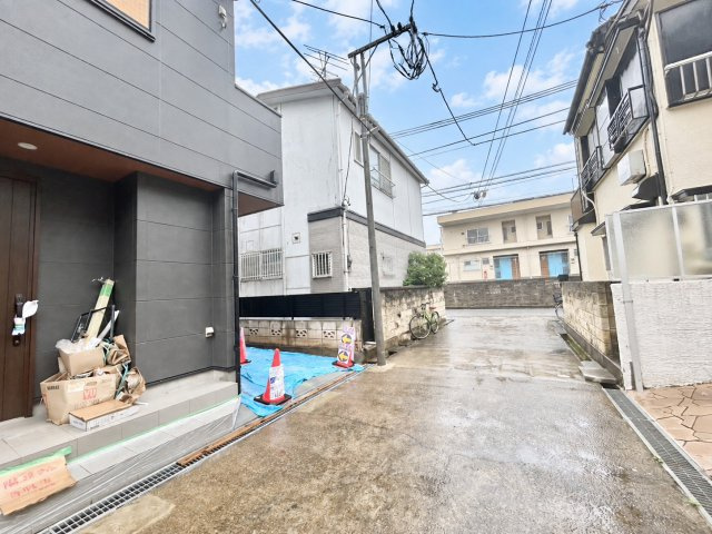 杉並区下井草2丁目　新築戸建の前面道路含む現地写真|カースペースもしっかり確保。車での移動が欠かせないファミリーにも嬉しいプランです。

現地ご見学希望・資料請求などお気軽にお問い合わせ下さい！
03-5990-5201