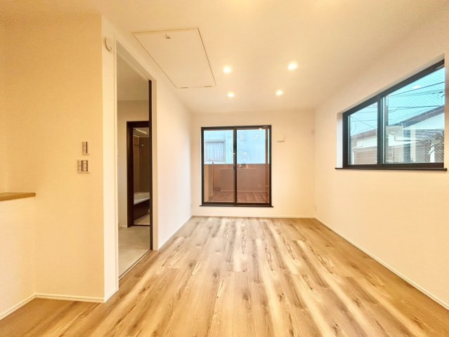 杉並区下井草2丁目　新築戸建の居間・リビング|南向きのバルコニーから明るい陽射しが降り注ぐ、寛ぎのリビング。

現地ご見学希望・資料請求などお気軽にお問い合わせ下さい！
03-5990-5201