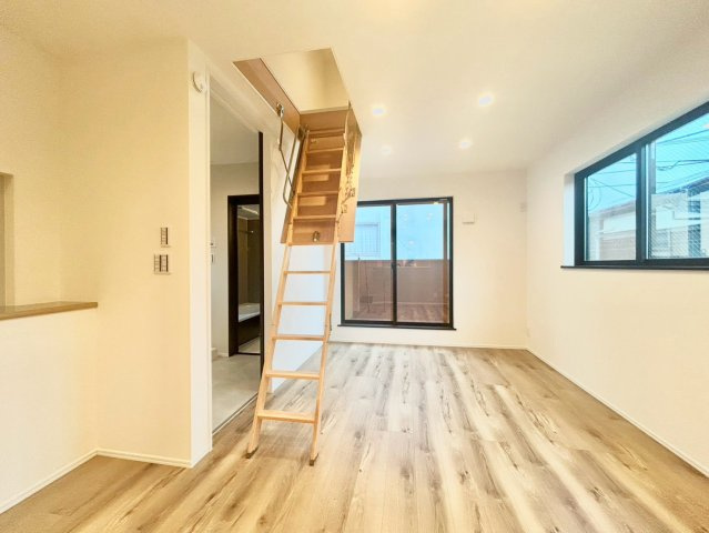 杉並区下井草2丁目　新築戸建の居間・リビング|のびやかに広がるリビングは、一年を通して爽やかな光と風に癒される家族のなごみ空間。

現地ご見学希望・資料請求などお気軽にお問い合わせ下さい！
03-5990-5201