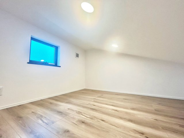 杉並区下井草2丁目　新築戸建の収納|普段使わない物は小屋裏収納にストックして、リビングや居室はいつもスッキリ綺麗に保てます。

現地ご見学希望・資料請求などお気軽にお問い合わせ下さい！
03-5990-5201