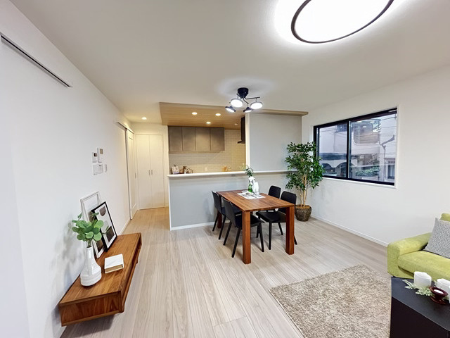 瓦林町新築戸建の居間・リビング