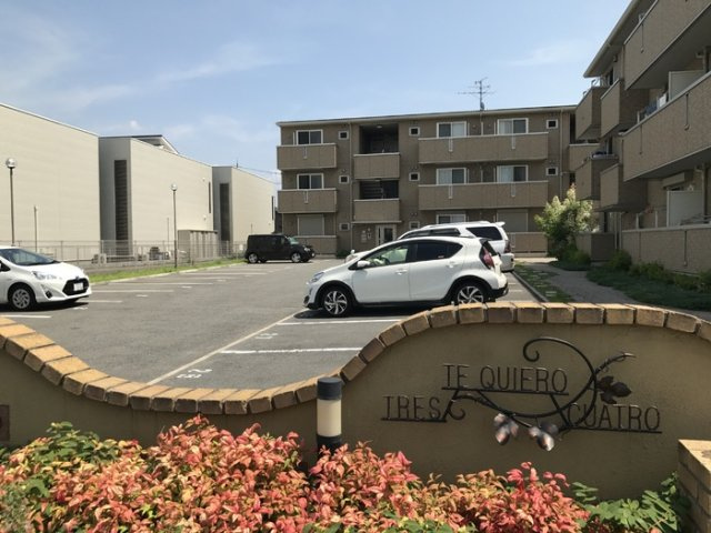 テ　キューロ　クワトロの駐車場