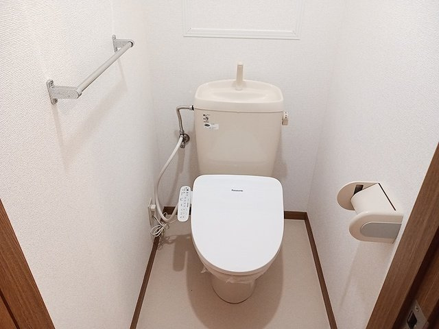 グランセレッソ弐番館のトイレ|温水洗浄便座付きです。