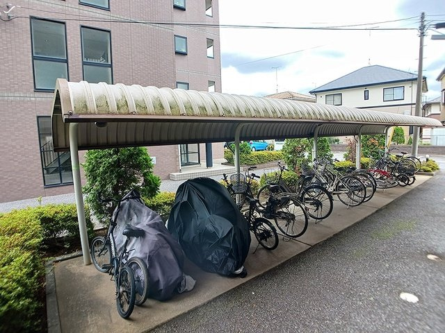 グランセレッソ弐番館のその他共用部分|屋根付きの駐輪場があります。