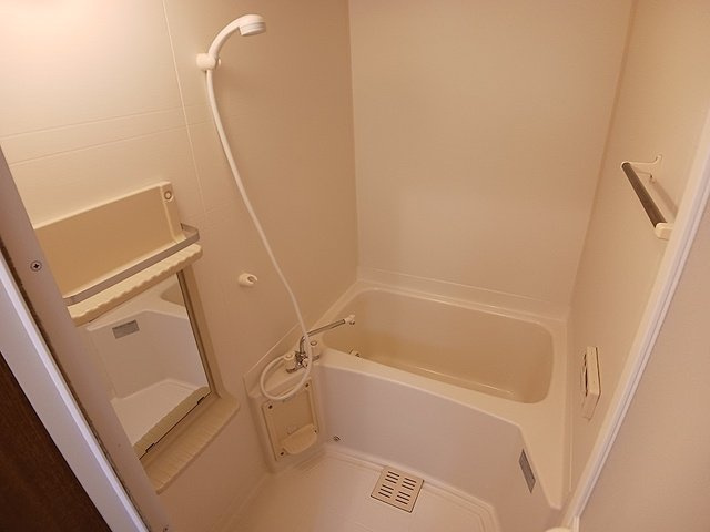 グランセレッソ弐番館の浴室|追い焚き機能付き浴室です