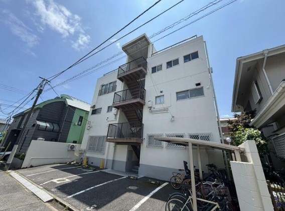 新井マンションの外観