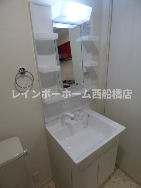 船橋市前原西２丁目のアパートの独立洗面台