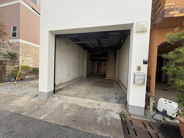 住宅付き　倉庫・事務所・作業場の駐車場|電動シャッター付き