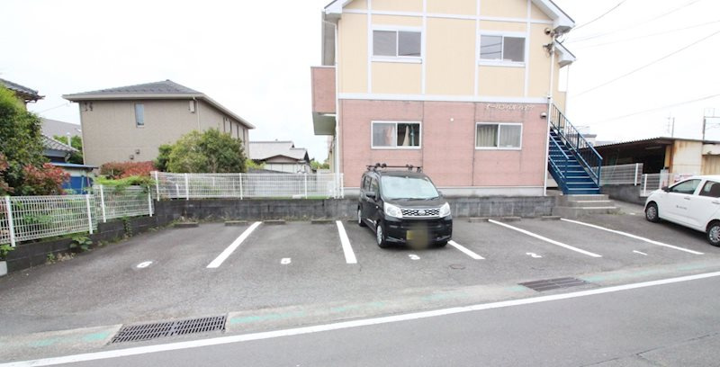 オーパンバルハイツの駐車場