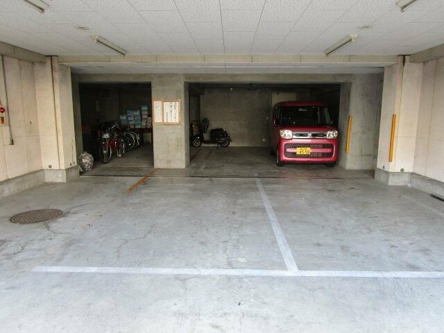 プラム春日部の駐車場