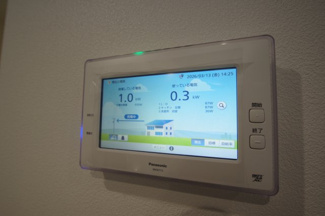 【発電・温水設備】 | 【仲介手数料無料！！】八王子市絹ヶ丘1丁目　未入居戸建て　１号棟　6180万円 | 太陽光パネルコントロールパネル