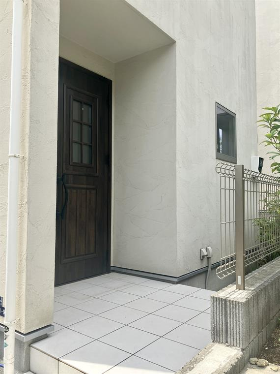 鵠沼桜が岡戸建のエントランス|建物の内部です