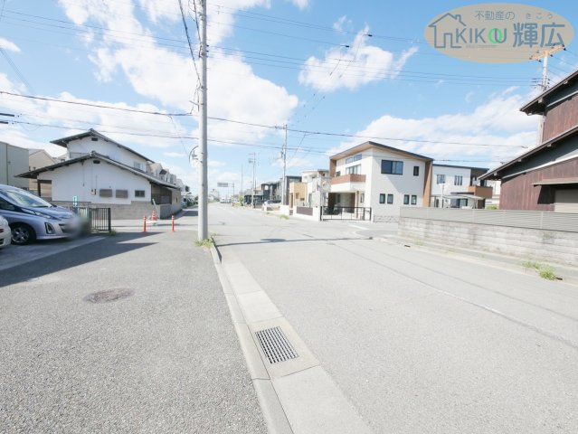加古郡播磨町大中１丁目　中古戸建の前面道路含む現地写真