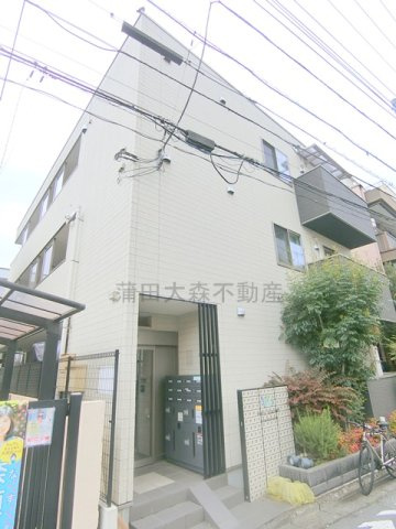 ウェルスクエア蒲田EASTの外観|2017年10月築　鉄骨造地上3階建て1K～1LDK総戸数12戸の人気賃貸マンション　
JR京浜東北線蒲田駅近徒歩4分、京浜急行本線京急蒲田駅徒歩10分の東京都大田区蒲田1丁目