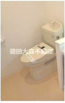 ウェルスクエア蒲田EASTのトイレ|棚収納と温水洗浄便座付きのトイレ