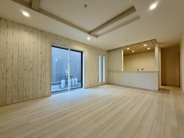 あきる野市野辺全８棟の居間・リビング|【17帖】家族が集う開放的なリビング。自然光が注ぎ込む明るい室内で快適に過ごせます。