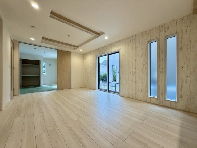 あきる野市野辺全８棟の居間・リビング|【17帖】家族が集う開放的なリビング。自然光が注ぎ込む明るい室内で快適に過ごせます。