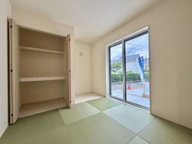 あきる野市野辺全８棟の和室|【5.25帖】畳の香りに包まれる落ち着いた和室。寝室やキッズスペース、来客用など多目的に活躍します。