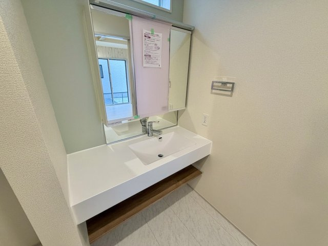 あきる野市野辺全８棟の独立洗面台|清潔感のある使いやすい洗面空間。身支度がスムーズに整う便利な収納を備えています。