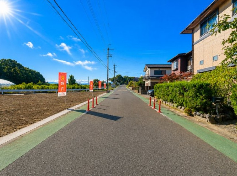 野洲市市三宅　売土地の前面道路含む現地写真