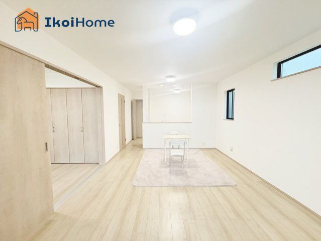 明石市大久保町八木　A号棟　新築戸建の居間・リビング|【ホームページに現地動画掲載中】●年中無休：当日予約可●LDK15.75帖になります。2面採光！
