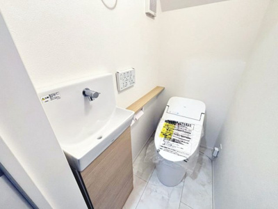 【トイレ】 | 大浜中町３丁　新築一戸建 | トイレ１階と２階の２ヶ所あります♪忙しい朝や家族の多いご家庭も安心ですね！