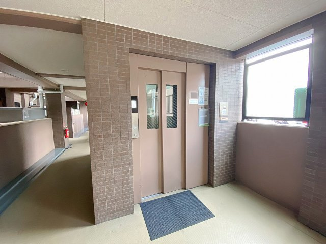 レクセルマンション南行徳のその他共用部分|館内にはエレベーターが設置されており、お部屋のある6階へもスムーズに移動していただけます。重いお荷物を持っている日やお買出し帰り、体調が優れない時でも快適にアクセス可能です。