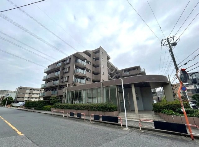 レクセルマンション南行徳の外観|落ち着きのあるデザインが魅力的な建物外観です。南東・南西角住戸ならではの優れた日当たりと風通りを享受でき、周辺の穏やかな住環境とも美しく調和した居心地の良い上質な住まいとなっております