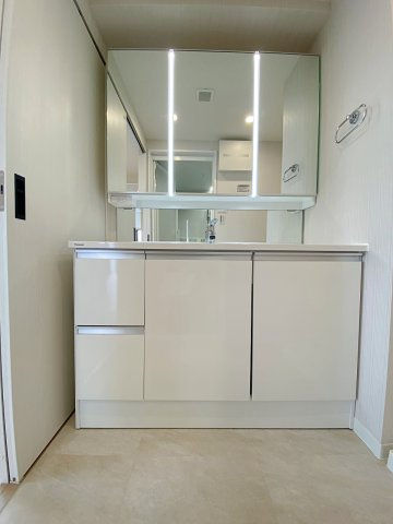 レクセルマンション南行徳の独立洗面台|デザイン性と機能性を兼ね備えた美しい洗面化粧台へ新規交換いたしました。鏡裏収納やスライド式の収納スペースが充実しており、散らかりがちな洗面用具やすがすがしい身支度品をすっきりと整理できます。