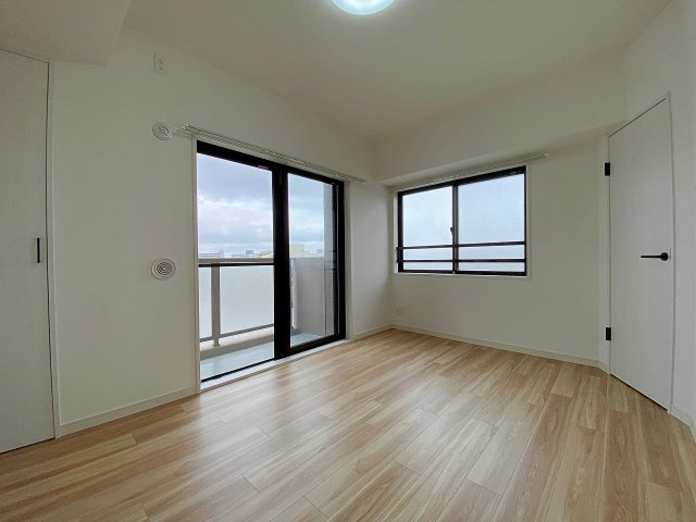 レクセルマンション南行徳の寝室|6.3帖の洋室は、主寝室としてゆったりお使いいただける開放的なお部屋です。クローゼットを備えているため室内をスッキリと広々活用でき、毎日の睡眠やリラックスタイムを心地よく支えてくれます。