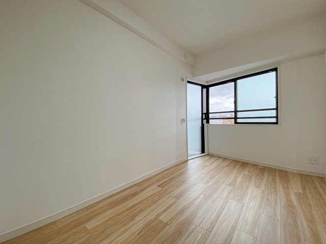 レクセルマンション南行徳の子供部屋|5.3帖の洋室は、お子様のお部屋やリモートワーク用の書斎としても活用しやすい空間です。クローゼット完備で衣類や日用品をしっかり収納でき、用途に合わせてフレキシブルにレイアウト可能です。