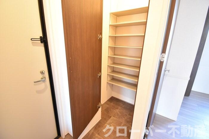 メゾン勝賀 A棟の玄関|玄関収納