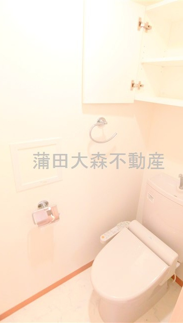 ライジングプレイス大森のトイレ|棚と温水暖房便座付きのトイレ　